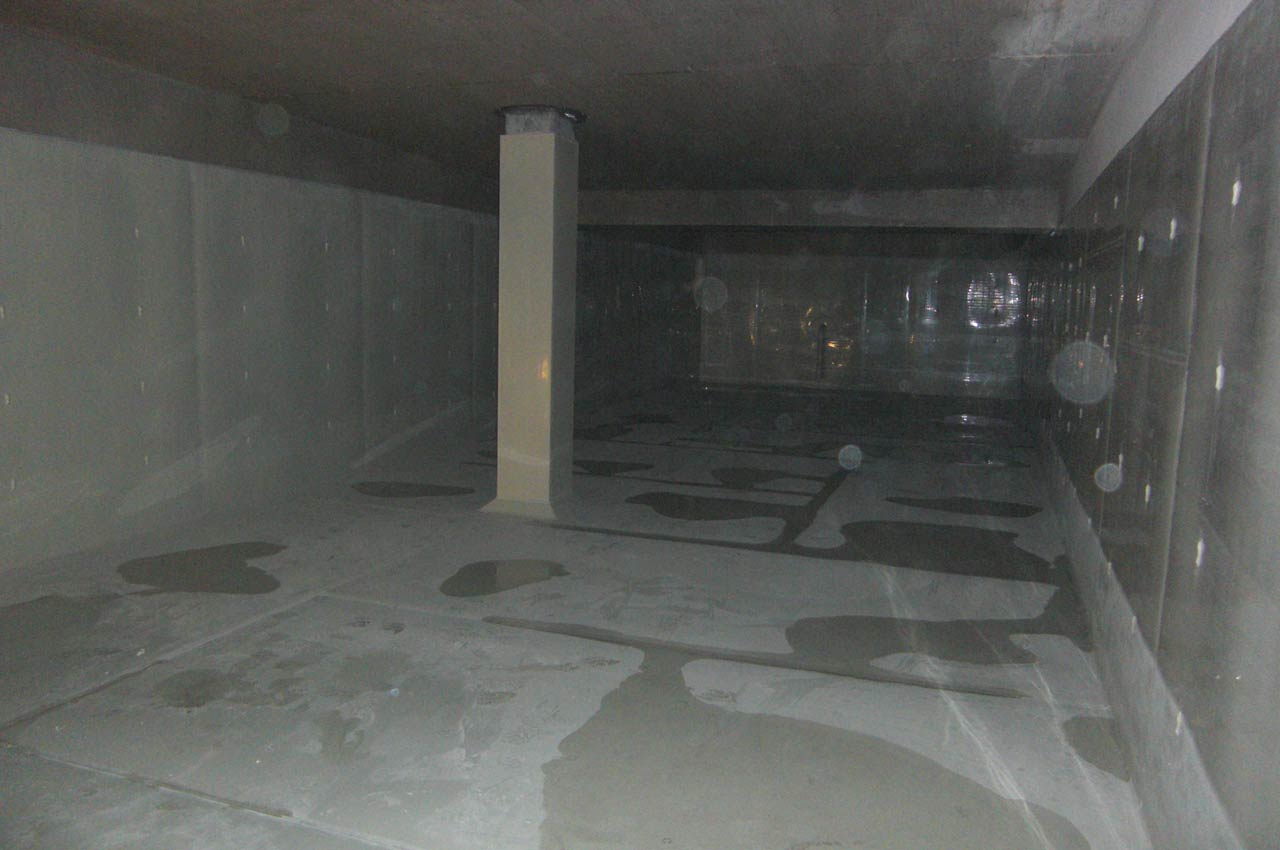 Dieser Raum wurde mit PP-Abstandshalterplatten ausgekleidet. Auskleidung der Decke war nicht erforderlich.